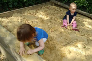 Sandburgen im Hof